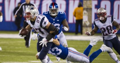 Gronkowski with a big reception against the Giants in 27-26 win (Photo nydailynews.com)