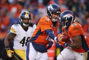 Peyton Manning hands off to C.J. Anderson in Broncos win over the Steelers(AP Photo/David Zalubowski)