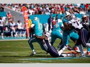 Linebacker Geneo Grissom (92) sacks Ryan Tannehill (17) (AP Photo/Wilfredo Lee)